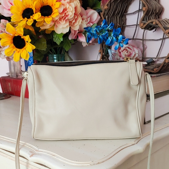 Vtg 80s Coach Crossbody Purse in the color Bone! - Picture 3 of 8